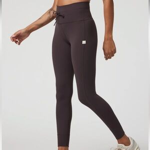 🍷 Vuori Daily Legging – Size Large – Sangria – Sold Out Color New without tags